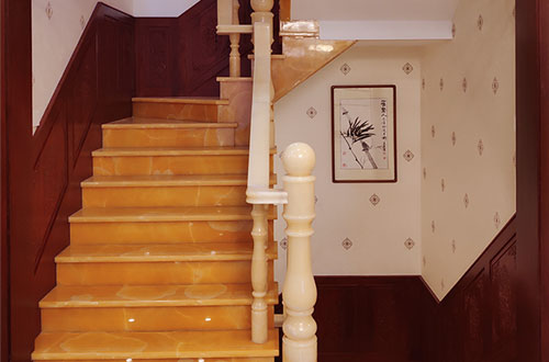 桥头镇中式别墅室内汉白玉石楼梯的定制安装装饰效果